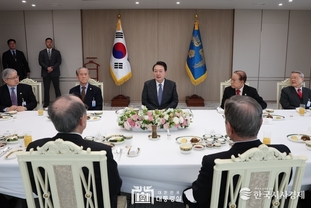 尹 大統領, 한일관계 원로 초청 오찬 간담회..."미래지향적 발전 힘써 줄 것 당부"