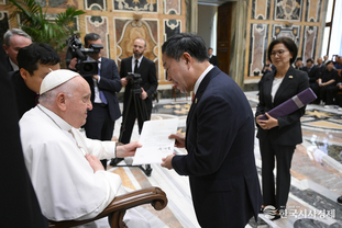 大統領室 강승규 특사, 프란치스코 교황 예방, 尹 大統領 친서 전달