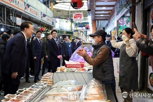 尹 大統領, 중곡제일시장 방문 상인들 격려하고, 설 명절 맞아 제수용품 먹거리 구매하는 시민들과 소통