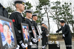 尹 大統領, 제2연평해전 전승비 천안함 46용사 추모비 참배 유가족 위로