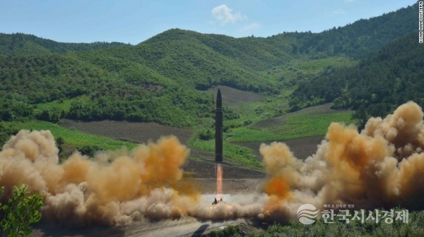 북한이 오늘 오전 원산 갈마 일대에서 동해상으로 탄도 미사일 2발을 발사했습니다.