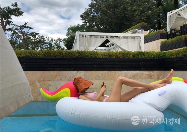 옥주현 소속사는 9일, 분홍색 비키니에 모자를 쓰고 수영장 튜브에 누어 각선미를 뽐내는 옥주현의 사진을 공개했다.
