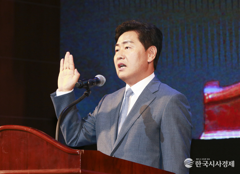 김관영 전북도지사가 취임 선서를 하고 있다.