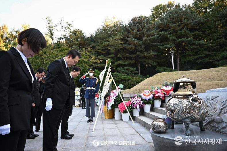 10월 25일 윤석열 대통령은 박정희 전 대통령 서거 43주기 참배하였다. 