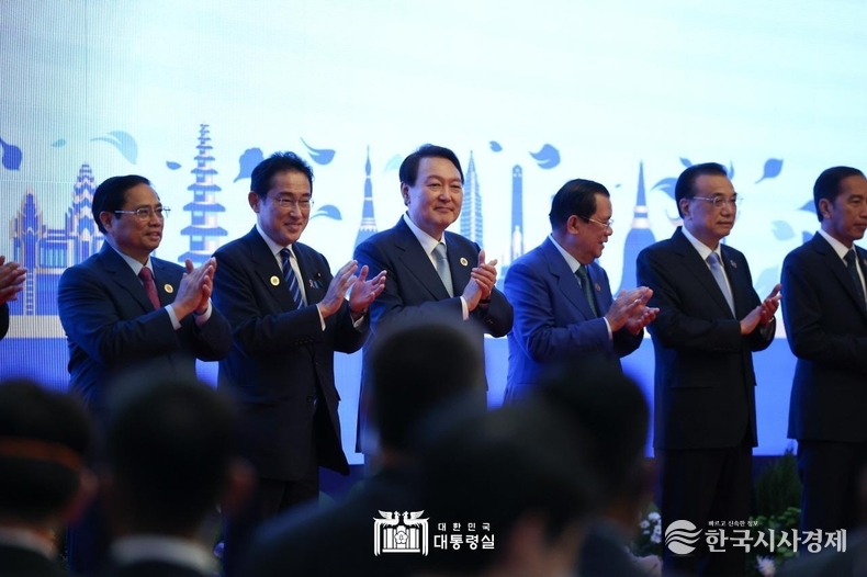 11월 12일 윤석열 대통령은 아세안+3 정상회의에 참석하다. 