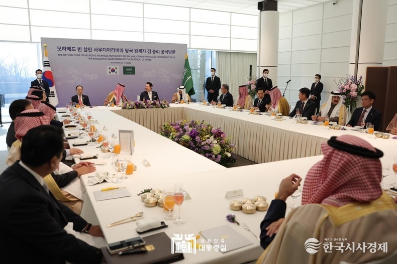 11월 17일 윤석열 대통령은 모하메드 빈살만 사우디 왕세자 겸 총리와 오찬을 가졌다.