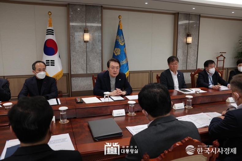 12월 4일 윤석열 대통령은 화물연대 집단 운송거부 관련 관계 장관 대책회의를 주재하였다. 