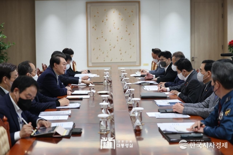12월 4일 윤석열 대통령은 화물연대 집단 운송거부 관련 관계 장관 대책회의를 주재하였다. 