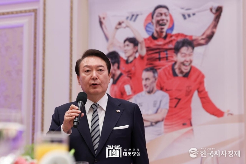 12월 8일 윤석열 대통령 부부는 청와대 영빈관에서 축구 국가대표팀 환영 만찬을 가졌다. 