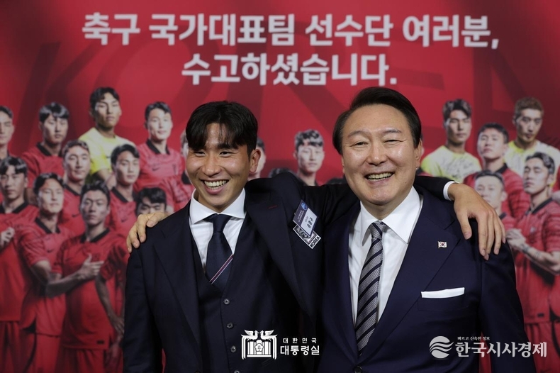 12월 8일 윤석열 대통령 부부는 청와대 영빈관에서 축구 국가대표팀 환영 만찬을 가졌다. 