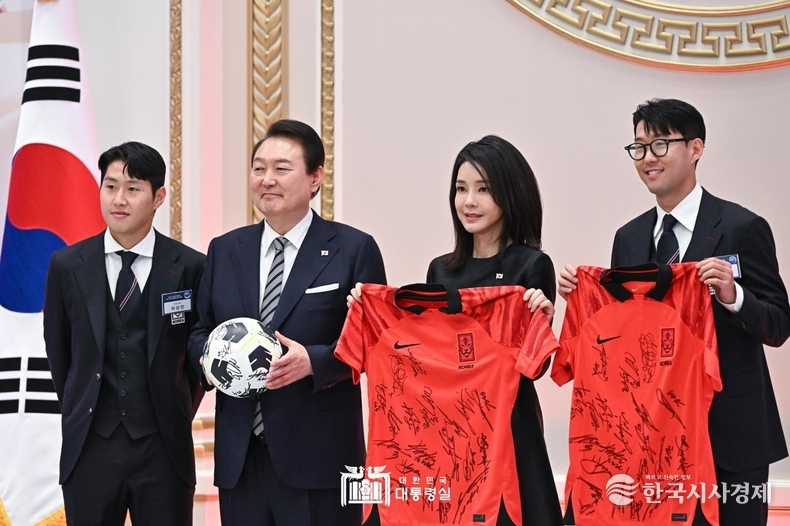 12월 8일 윤석열 대통령 부부는 청와대 영빈관에서 축구 국가대표팀 환영 만찬을 가졌다. 