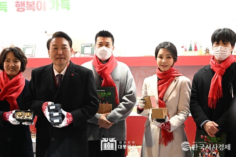 12월 16일 윤석열 대통령 부부는 윈-윈터 페스티벌 개막식에 방문했다.