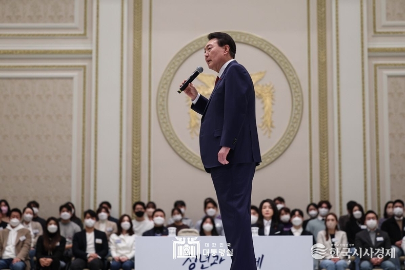 12월 20일 윤석열 대통령은 청와대 영빈관에 청년 약 200명을 초대해 간담회를 열었다.