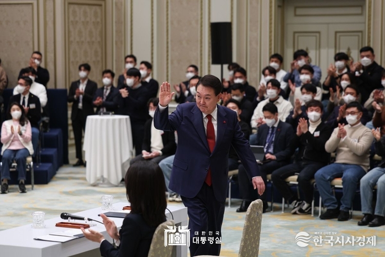 12월 20일 윤석열 대통령은 청와대 영빈관에 청년 약 200명을 초대해 간담회를 열었다.