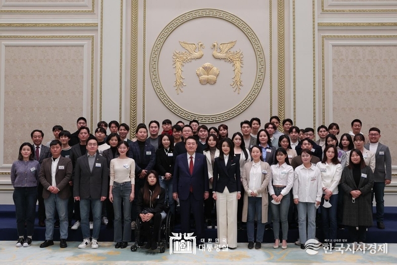 12월 20일 윤석열 대통령은 청와대 영빈관에 청년 약 200명을 초대해 간담회를 열었다.
