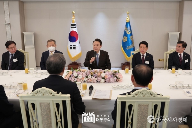 12월 22일 윤석열 대통령은 시도의회 의장협의회 임원진 오찬 간담회를 가졌다.