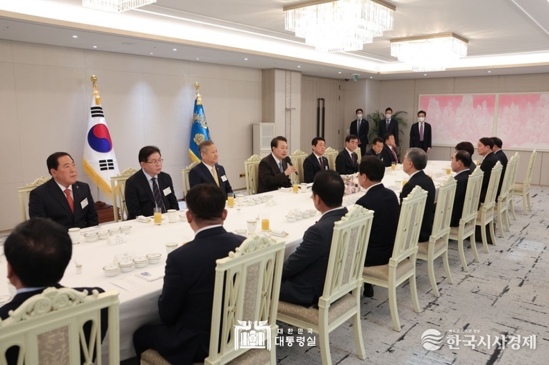 12월 22일 윤석열 대통령은 시도의회 의장협의회 임원진 오찬 간담회를 가졌다.
