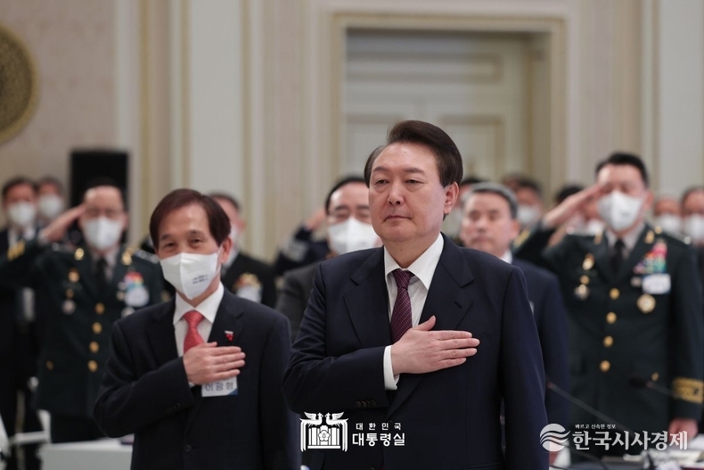 1월 11일 윤석열 대통령은 외교부·국방부의 업무보고를 받았다.