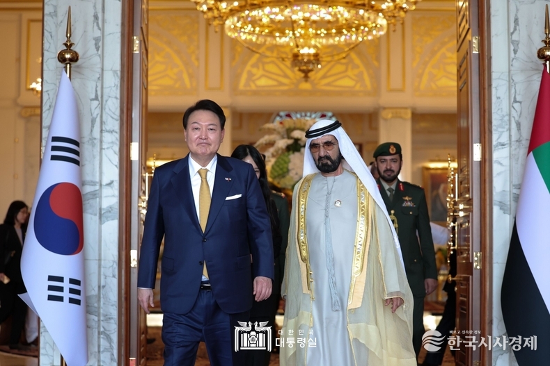 1월 17일 윤석열 대통령은 UAE 총리 겸 두바이 통치자와 면담을 가졌다.