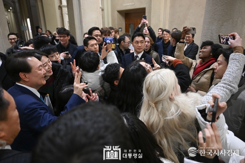 1월 19일 윤석열 대통령은 연방공과대학을 방문해 양자기술 석학들과 대화를 나눴다.