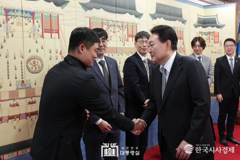 1월 24일 윤석열 대통령은 첨단과학기술 젊은 리더와의 오찬간담회를 가졌다.