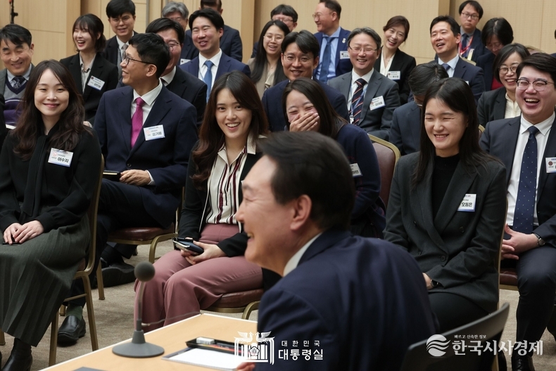 2월 7일 윤석열 대통령은 대통령과의 대화 및 공직자 오찬에 참석했다.