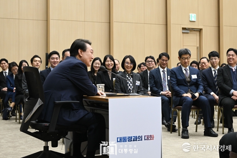 2월 7일 윤석열 대통령은 대통령과의 대화 및 공직자 오찬에 참석했다.