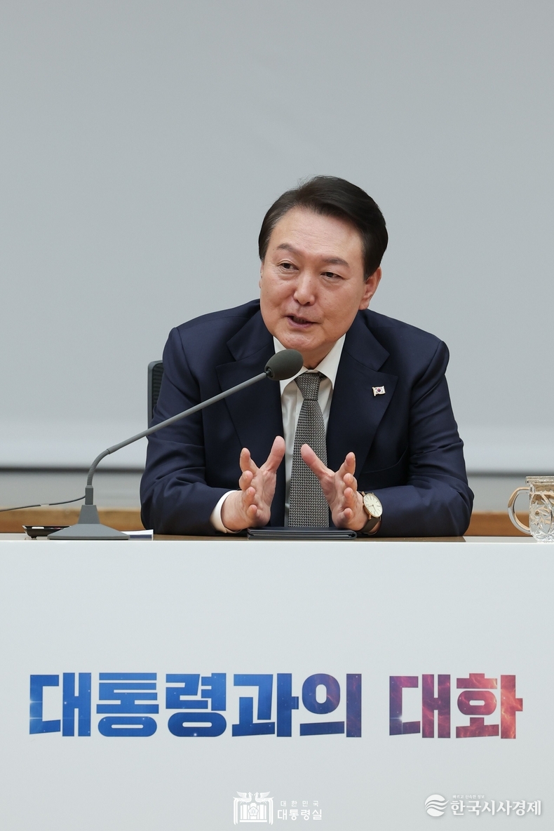 2월 7일 윤석열 대통령은 대통령과의 대화 및 공직자 오찬에 참석했다.