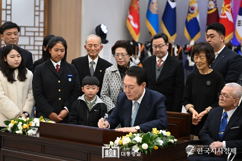 3월 2일 윤석열 대통령은 국가보훈부 승격 및 재외동포청 신설 서명식을 가졌다.