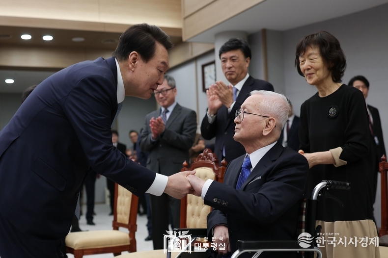 3월 2일 윤석열 대통령은 국가보훈부 승격 및 재외동포청 신설 서명식을 가졌다.