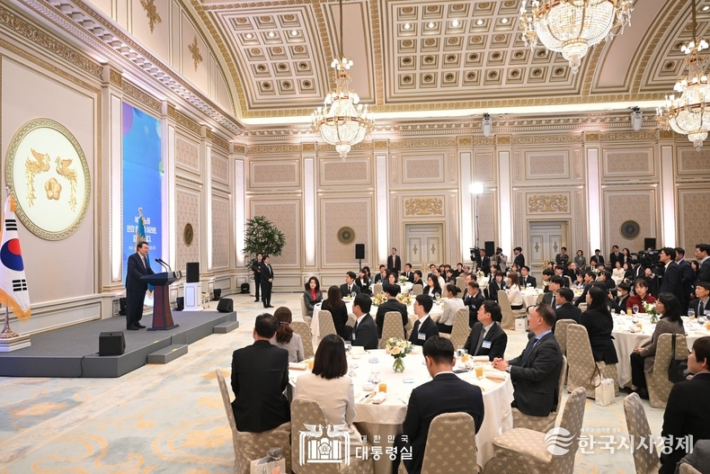 3월 23일 윤석열 대통령 부부는 복지‧노동 현장 종사자 초청 오찬을 가졌다.