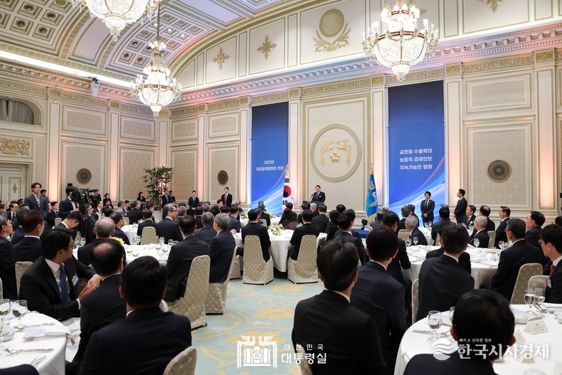 3월 27일 윤석열 대통령 부부는 2023년도 재외공관장 초청 만찬을 가졌다.