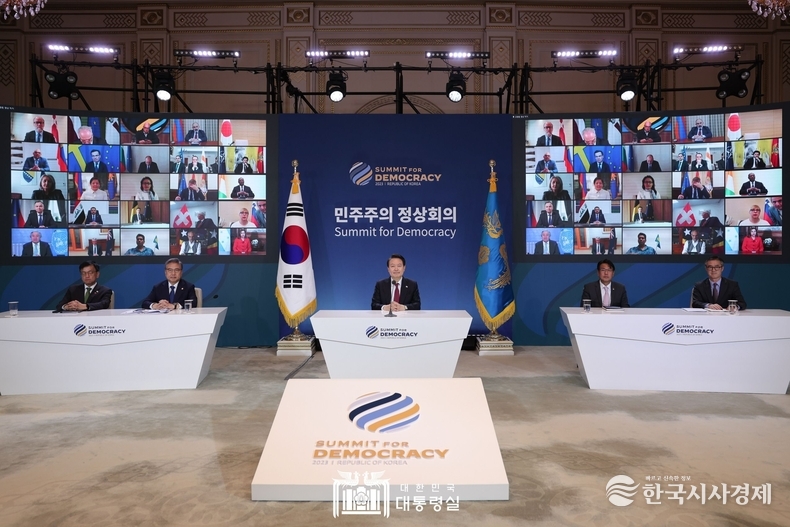 3월 29일 윤석열 대통령은 미국, 코스타리카, 네덜란드, 잠비아 정상과 함께 제2차 민주주의 정상회의 본회의를 공동 주최했다.