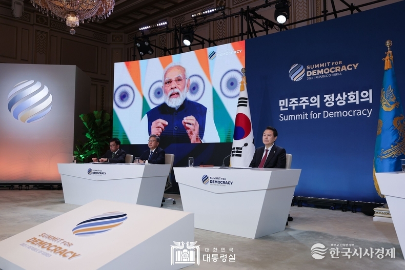 3월 29일 윤석열 대통령은 미국, 코스타리카, 네덜란드, 잠비아 정상과 함께 제2차 민주주의 정상회의 본회의를 공동 주최했다.