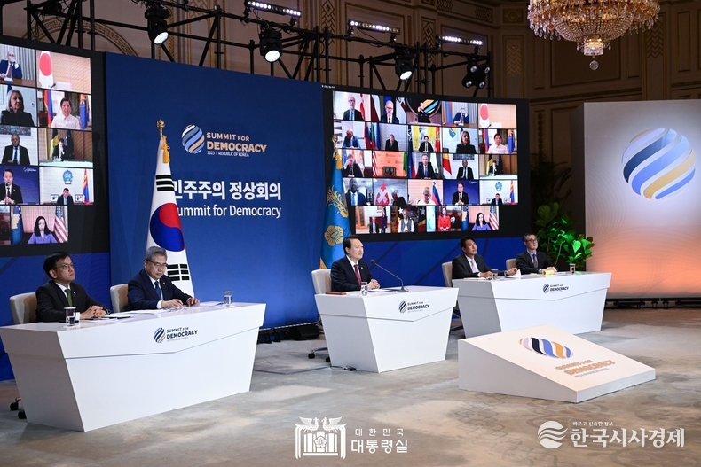 3월 29일 윤석열 대통령은 미국, 코스타리카, 네덜란드, 잠비아 정상과 함께 제2차 민주주의 정상회의 본회의를 공동 주최했다.