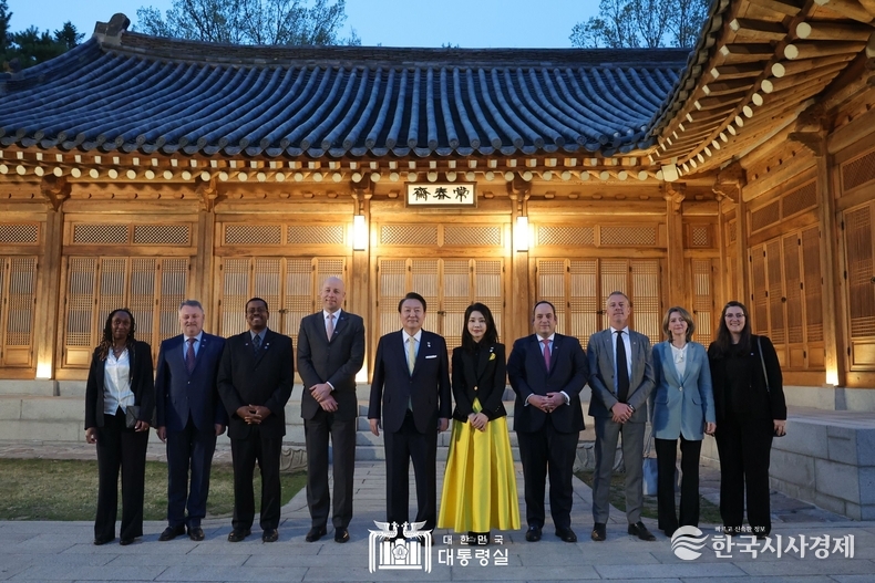 4월 3일 윤석열 대통령 부부는 BIE(국제박람회기구) 실사단 초청 만찬을 가졌다.