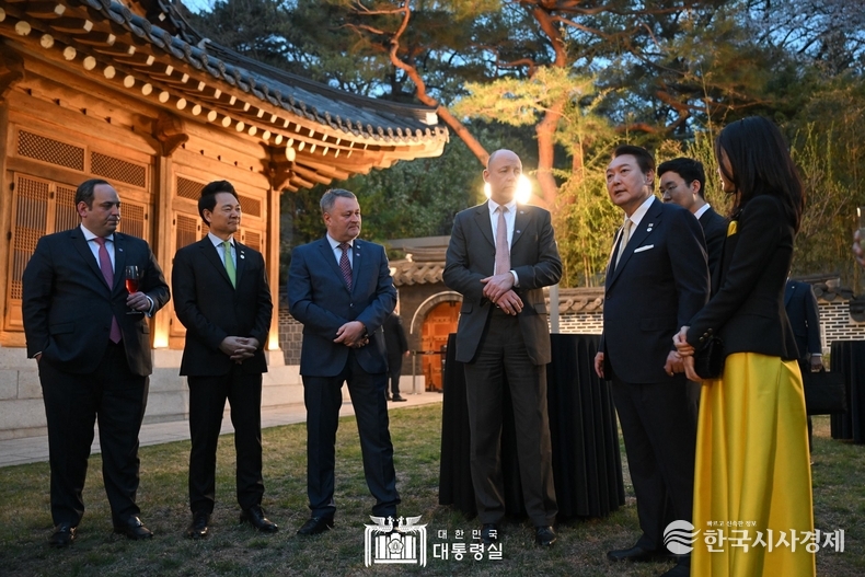 4월 3일 윤석열 대통령 부부는 BIE(국제박람회기구) 실사단 초청 만찬을 가졌다.