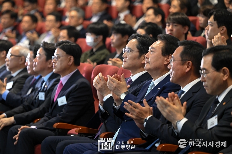 4월 4일 윤석열 대통령은 삼성디스플레이 투자협약식에 참석했다.