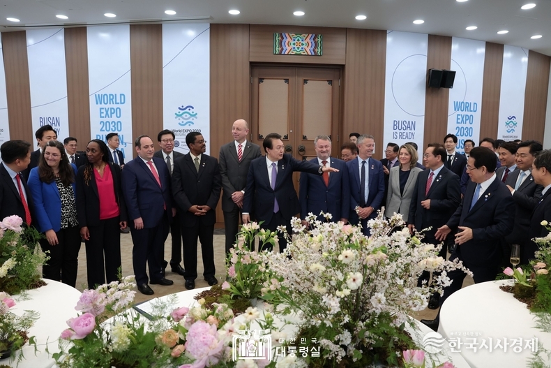 4월 6일 윤석열 대통령은 국제박람회기구(BIE) 실사단 환송 만찬장에 깜짝 방문했다.