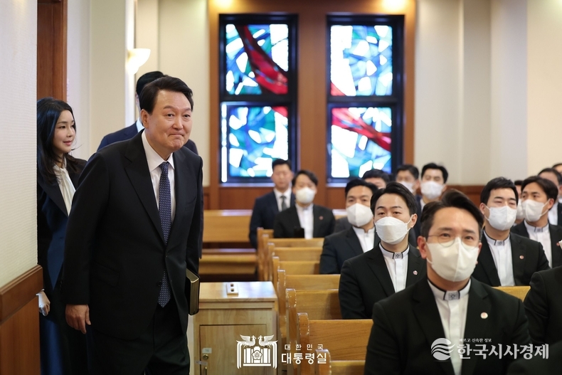 4월 9일 윤석열 대통령 부부는 영락교회에서 열린 부활절 연합예배에 참석했다
