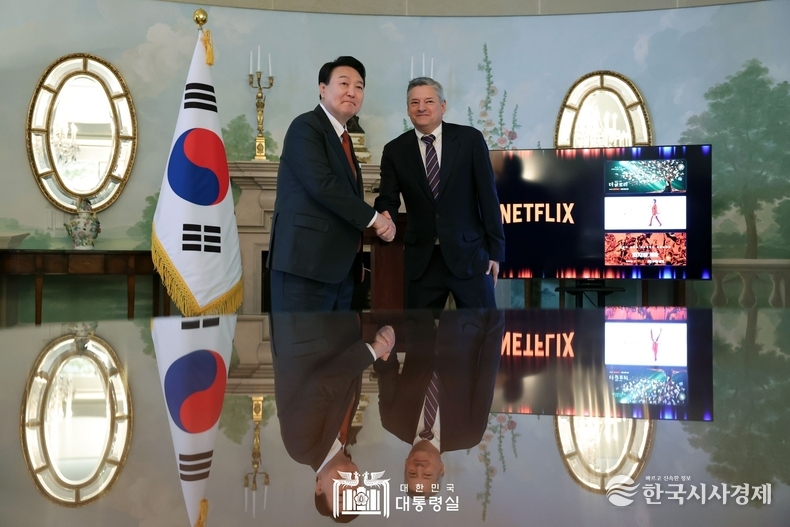 4월 25일 윤석열 대통령 부부는 테드 서랜도스 넷플릭스 공동 대표를 접견했다.