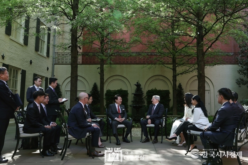4월 25일 윤석열 대통령 부부는 테드 서랜도스 넷플릭스 공동 대표를 접견했다.