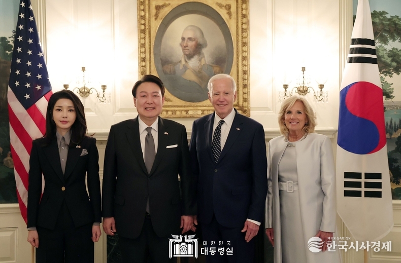 4월 25일 윤석열 대통령 부부는 바이든 대통령 부부와 백악관 관저에서 친교 행사를 가졌다.