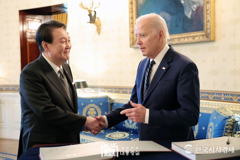 4월 25일 윤석열 대통령 부부는 바이든 대통령 부부와 백악관 관저에서 친교 행사를 가졌다.