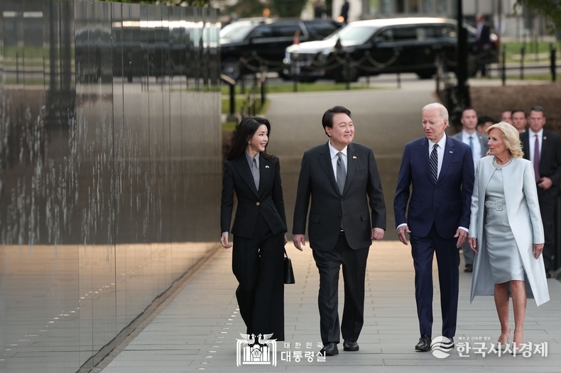 4월 25일 윤석열 대통령 부부는 바이든 대통령 부부와 한국전 참전용사 기념공원에서 친교 행사를 가졌다.