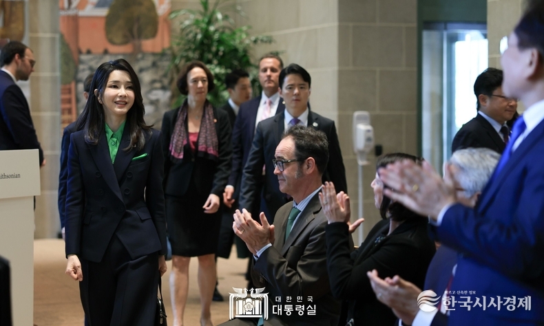 4월 27일 김건희 여사는 美 스미스소니언 재단 산하 국립아시아예술박물관에서 개최된 우리 문화체육관광부와 스미스소니언 재단 간의 양해각서(MOU) 체결식에 참석했다.