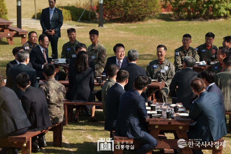 5월 1일 윤석열 대통령은 프라미스 구출 작전 참가자들을 격려했다.