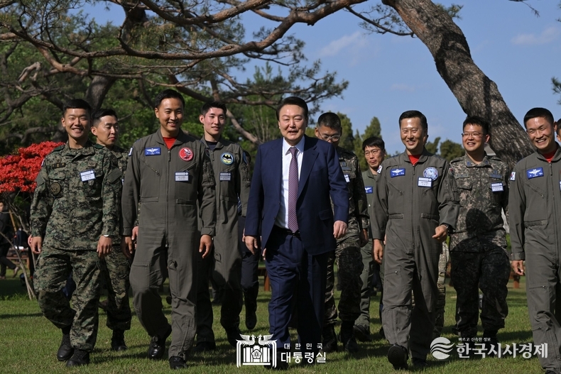 5월 1일 윤석열 대통령은 프라미스 구출 작전 참가자들을 격려했다.