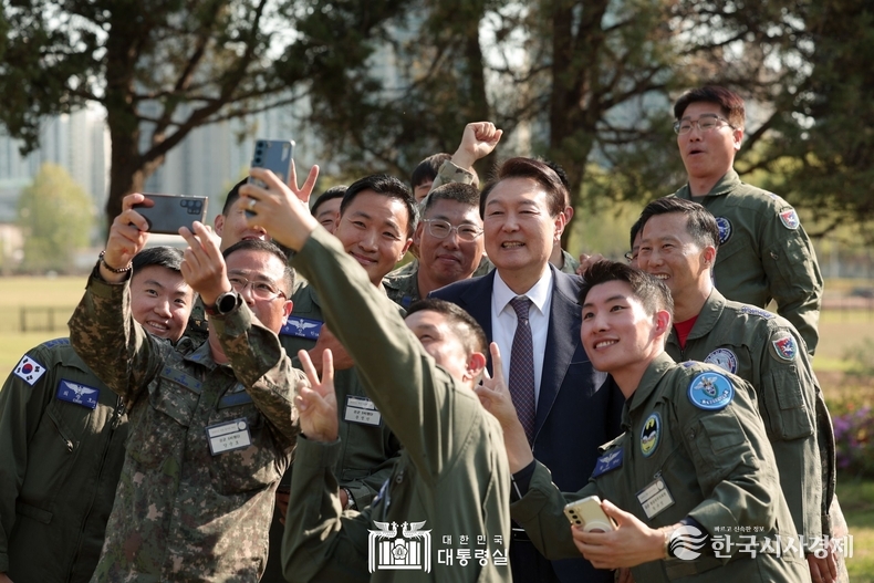 5월 1일 윤석열 대통령은 프라미스 구출 작전 참가자들을 격려했다.