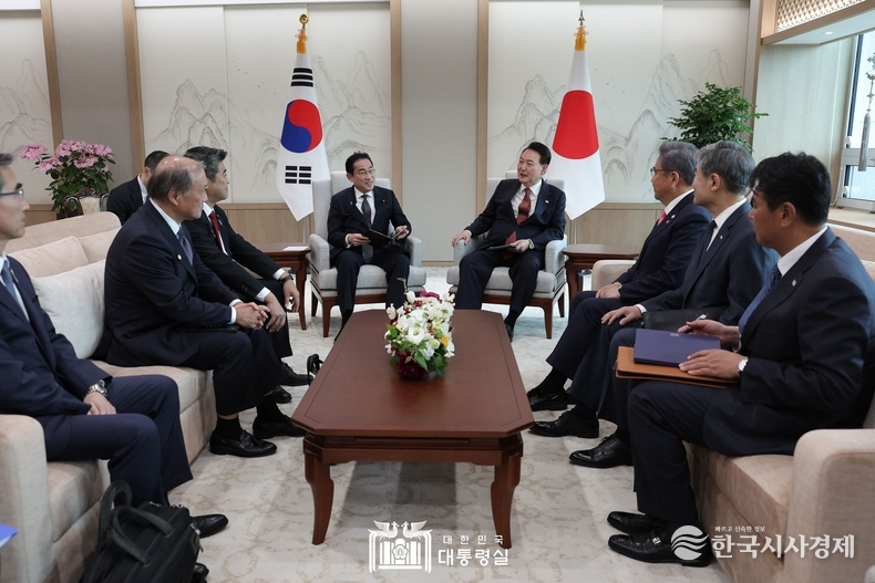 5월 7일 윤석열 대통령은 기시다 후미오 일본 총리와 소인수 회담을 가졌다.